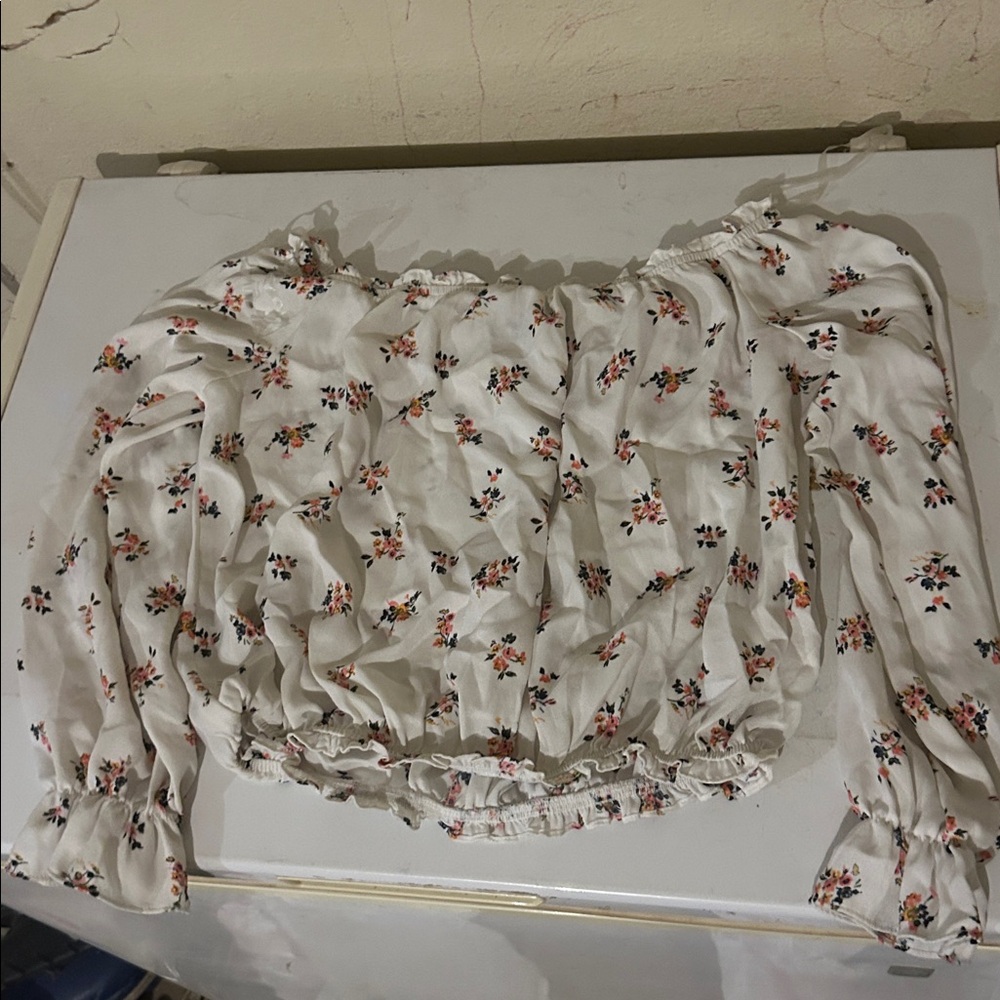 Arizona Jean Company Floral White Crop Top